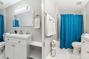 Sèche-cheveux, serviettes fournies, shampoing