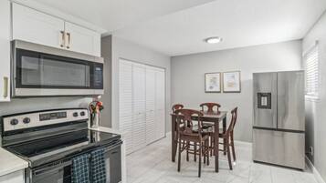 Réfrigérateur, micro-ondes, four, plaque de cuisson