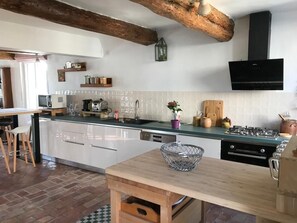 Frigorifero, microonde, forno, piano cottura