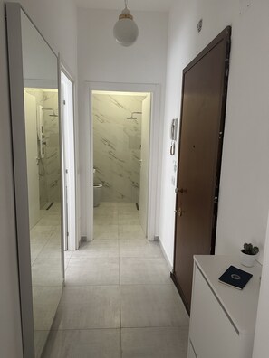 Haartrockner, Bidet, Handtücher, Seife