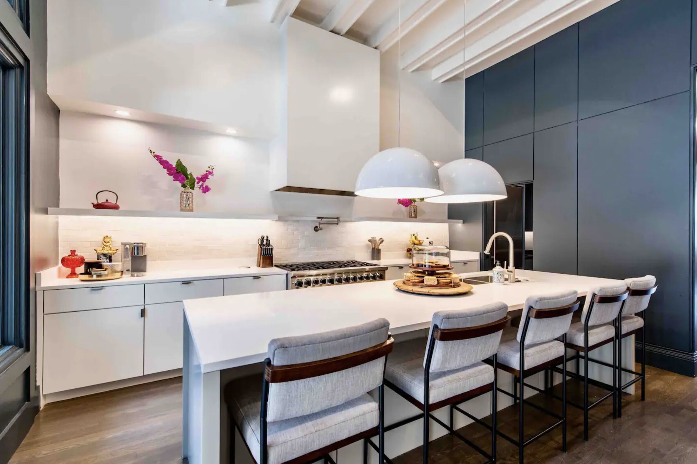 冷蔵庫、電子レンジ、オーブン、コンロ