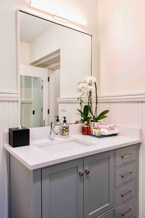 Douche, sèche-cheveux, serviettes fournies, savon