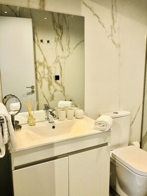 Shower, hair dryer, towels