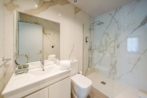 Dusche, Haartrockner, Handtücher