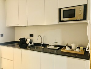 KylskÄp, mikrovÄgsugn, spishÀll och kaffe- och tebryggare