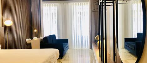 Caja fuerte, tabla de planchar con plancha, wifi gratis y ropa de cama