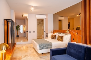 In-room safe, iron/ironing board, free WiFi, bed sheets - Refuge Studio in Bolhão Market (Oporto)