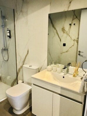 Douche, sèche-cheveux, serviettes fournies