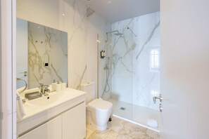 Shower, hair dryer, towels - Charming Studio in Bolhão Market (Oporto)