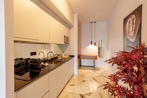 Fridge, microwave, oven, coffee/tea maker - Charming Studio in Bolhão Market (Oporto)