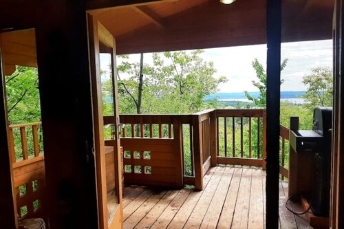 TRACKERS CABIN, VERY PRIVATE, HIKE IN, NO NEIGHBORS, PET FRIENDLY 