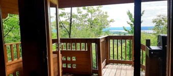 TRACKERS CABIN, VERY PRIVATE, HIKE IN, NO NEIGHBORS, PET FRIENDLY 