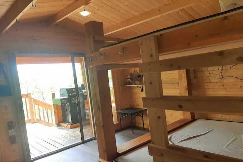 TRACKERS CABIN, VERY PRIVATE, HIKE IN, NO NEIGHBORS, PET FRIENDLY 