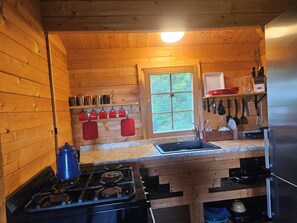 Kühlschrank, Ofen, Herdplatte, Wasserkocher mit Kaffee-/Teezubehör
