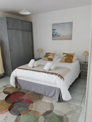 2 عدّة غرف نوم وواي فاي وملاءات أسرّة