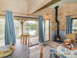 1 habitación, decoración personalizada y muebles diferentes 