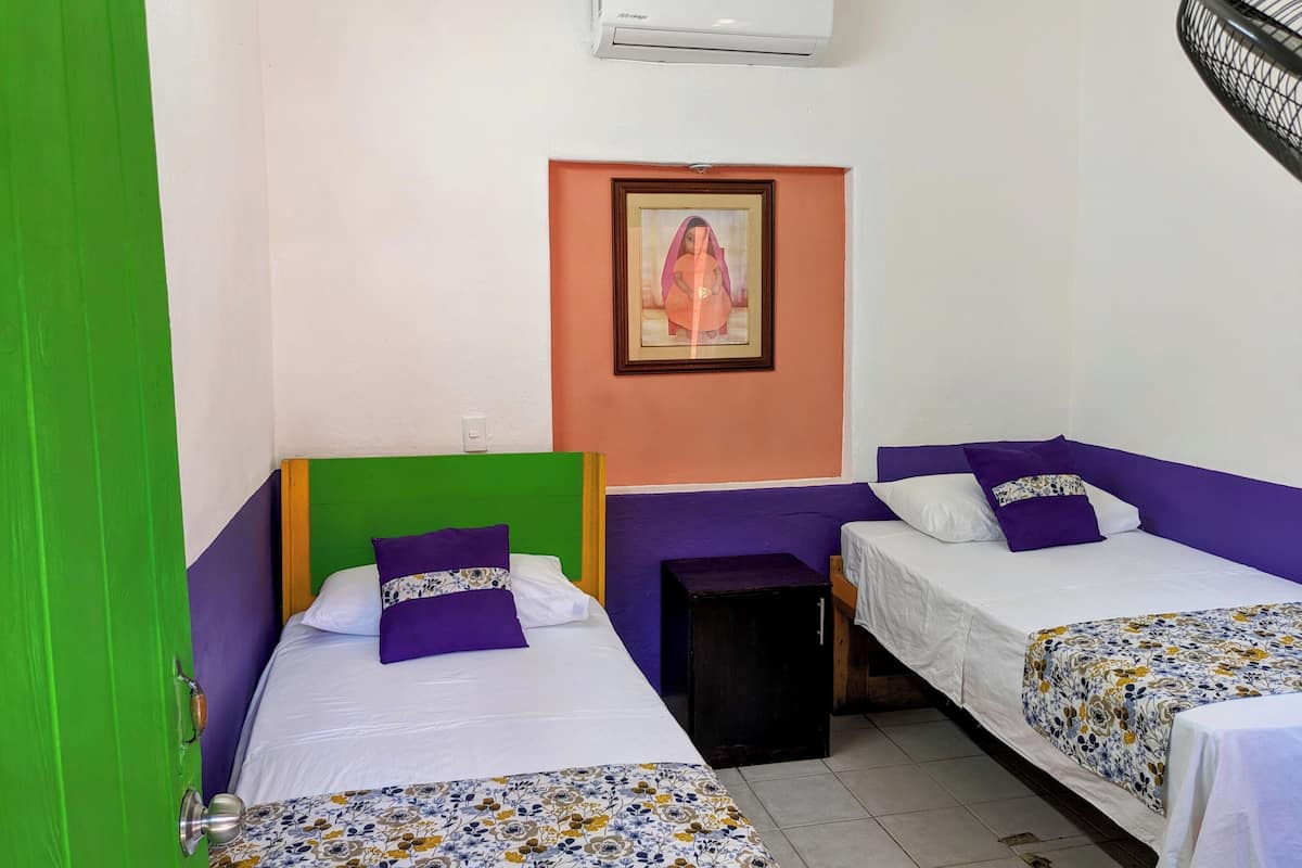 Decoración personalizada, tabla de planchar con plancha y wifi gratis
