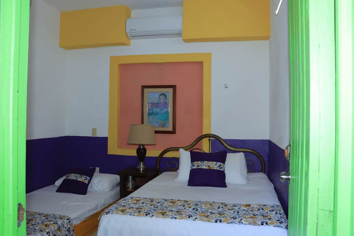 Decoración personalizada, tabla de planchar con plancha y wifi gratis