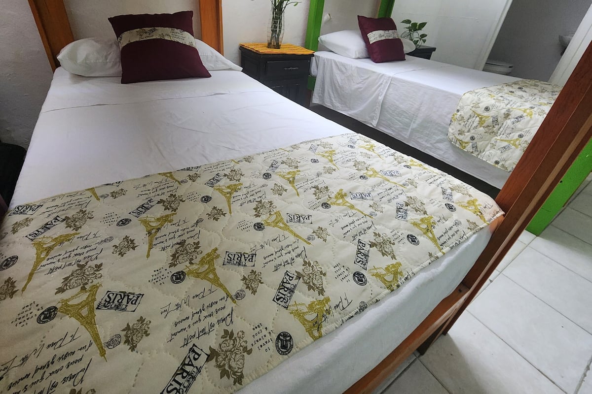 Decoración personalizada, tabla de planchar con plancha y wifi gratis