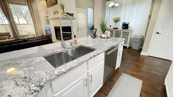 Interior - 4BR/2.5 Bath, 5-Star, Six Flags, La Cantera Shops, UTSA, Med Center, River Walk. (San Antonio)