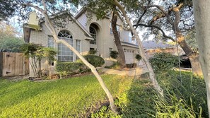 Exterior - 4BR/2.5 Bath, 5-Star, Six Flags, La Cantera Shops, UTSA, Med Center, River Walk. (San Antonio)