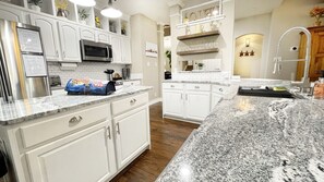 Fridge, microwave, oven, stovetop - 4BR/2.5 Bath, 5-Star, Six Flags, La Cantera Shops, UTSA, Med Center, River Walk. (San Antonio)