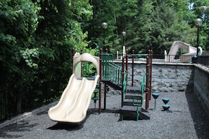 Children's area - Hot Tub, Game Room,1 mile to Downtown Gatlinburg, GSMN Park Bypass & Trails (Gatlinburg)