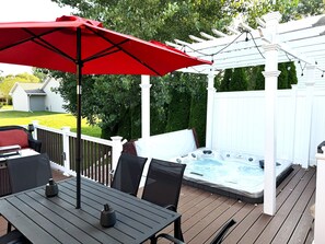 Outdoor dining - Hot tub - 4 Bedroom - 3.5 Bathrooms - Perfect Location (Oshkosh)