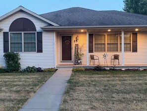 Exterior - Hot tub - 4 Bedroom - 3.5 Bathrooms - Perfect Location (Oshkosh)
