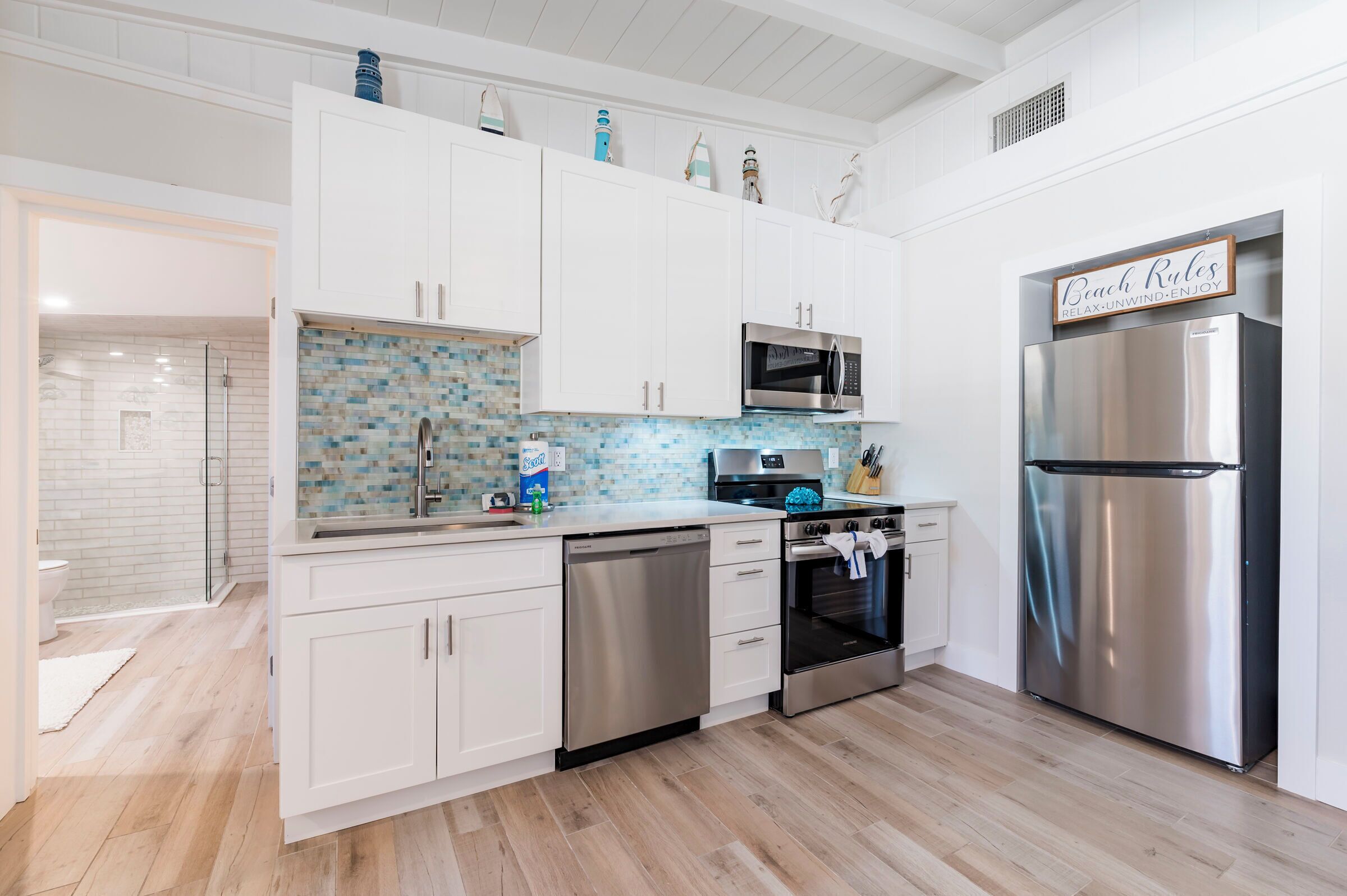 Kjøleskap, mikrobølgeovn, ovn og kokeplater