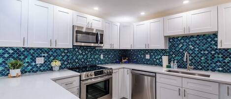 Refrigerador, microondas, horno y parrilla de estufa