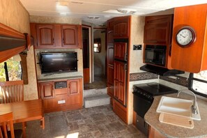 Fridge, microwave, oven, stovetop - First Eagle Inn (Lund)