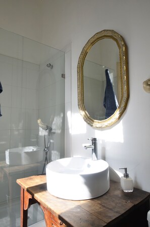Shower, rainfall showerhead, hair dryer, heated floors - CASA LUCRECIA (Santiago)