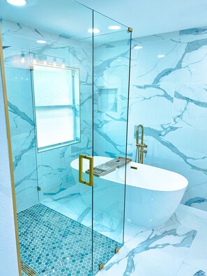 Dusche, Haartrockner, Handtücher, Seife