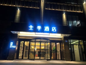 Entrada de un hotel con un letrero que dice '全季酒店' y el logotipo 'KETING'.