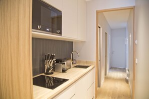 Kjøleskap, mikrobølgeovn, ovn og kokeplater