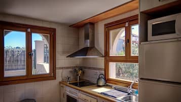 Een koelkast, een magnetron, een oven, een kookplaat