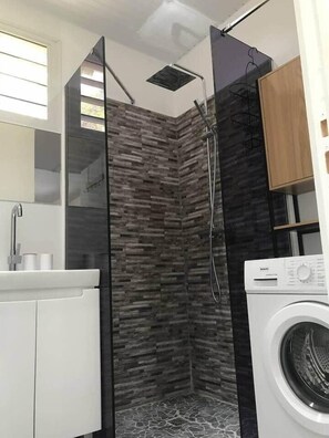Dusche, Haartrockner, Seife, Toilettenpapier