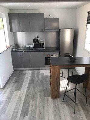 Réfrigérateur, four à micro-ondes, un four, surface de cuisson