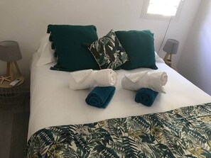 1 habitación, escritorio, tabla de planchar con plancha y wifi gratis 