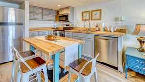 Microwave, oven, stovetop, dishwasher - Gulf Views-Pet Friendly (Cedar Key)