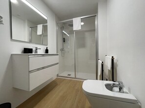 Dusche, Haartrockner, Bidet, Handtücher