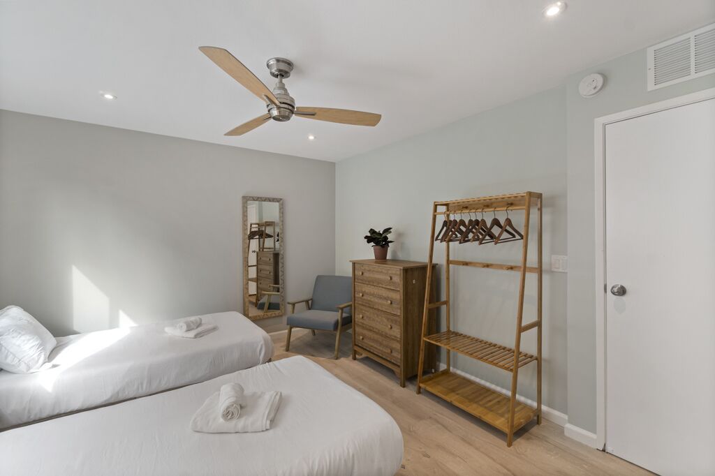 2BR Apt with Extended Deck Frontyard