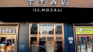L’entrée d’un hôtel, avec une enseigne indiquant « HÔTEL » au-dessus des portes.