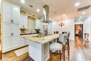 Cookware/dishes/utensils - Chic Louisiana Retreat - Balcony & River Views! (New Roads)