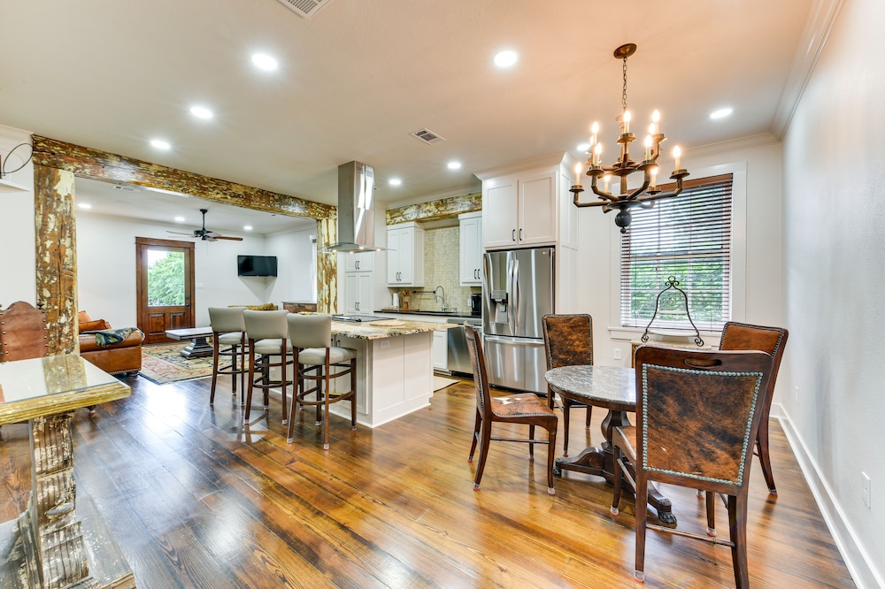 Chic Louisiana Retreat - Balcony & River Views!