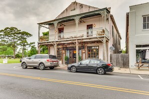 Exterior - Charming Louisiana Getaway w/ Furnished Balcony! (New Roads)