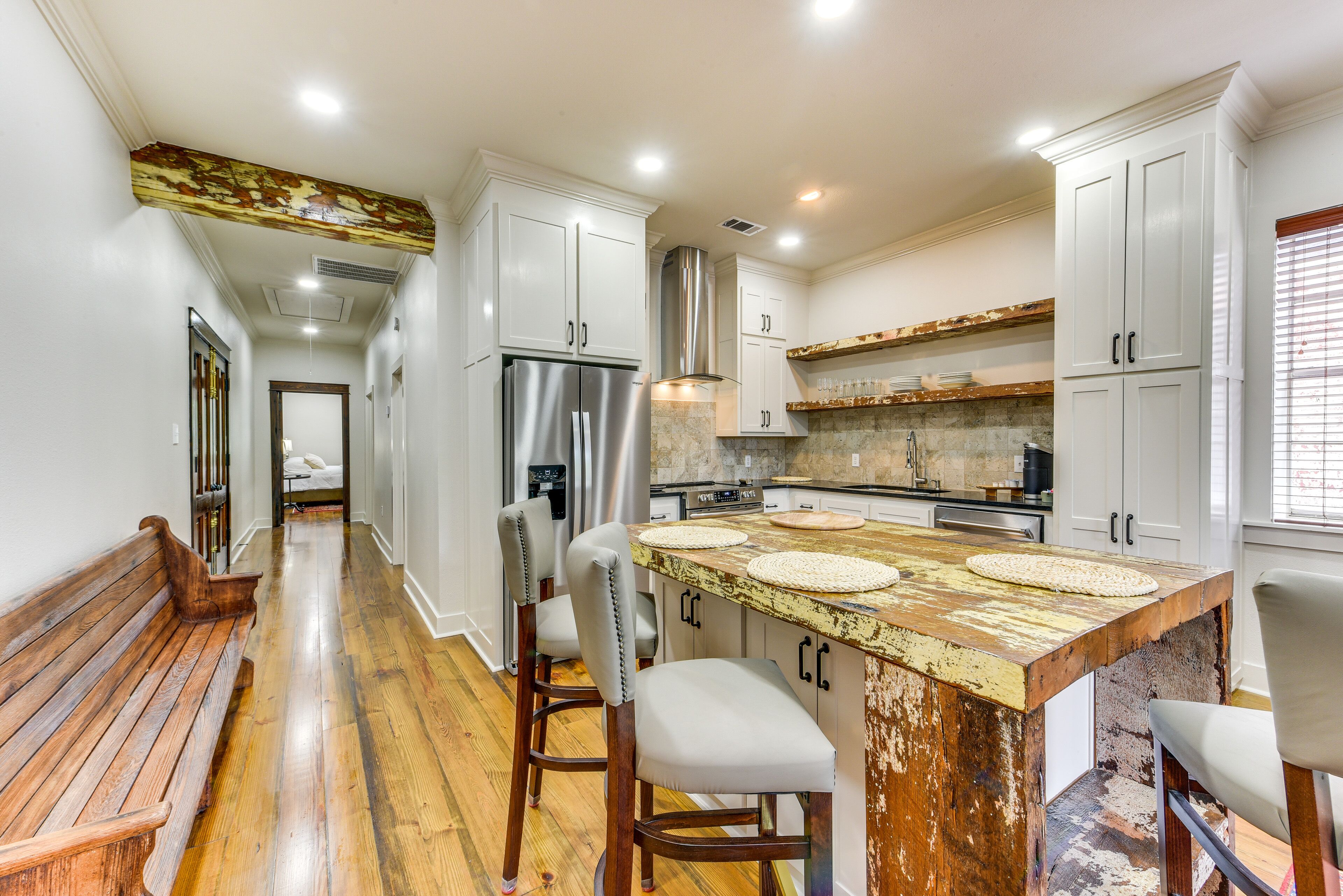 Charming Louisiana Getaway w/ Furnished Balcony!