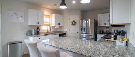 Frigorifero, microonde, forno, piano cottura