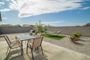 Outdoor dining - 4BR Casa Grande Home | Fast WiFi, Grill + Sleeps 8 (Casa Grande)